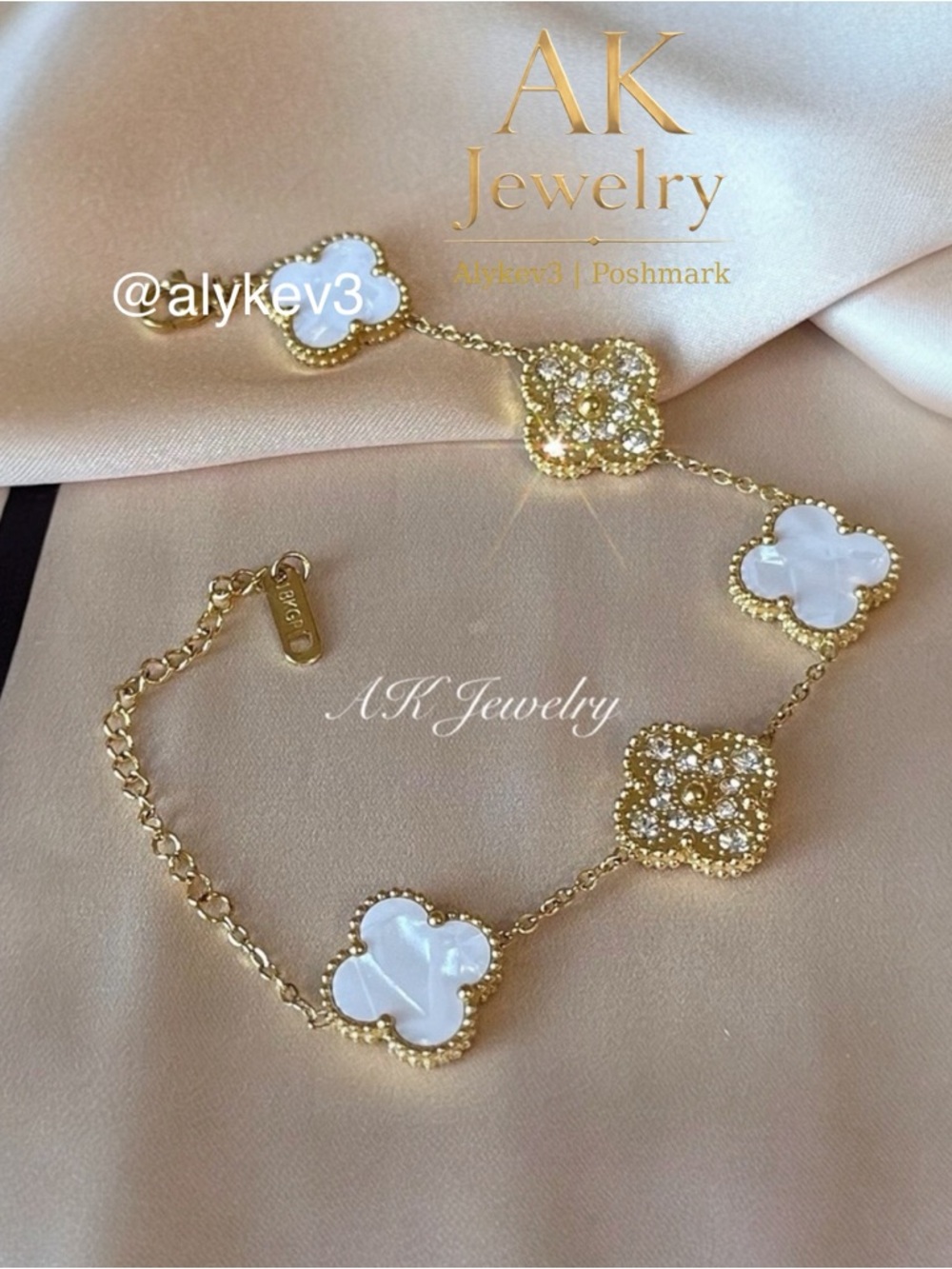 💎18k LUXURY Clover 5 Motif Bracelet, White Mother of Pearl Color GP